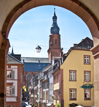 Blick vom Karlstor Richtung Heiliggeistkirche in Heidelberg