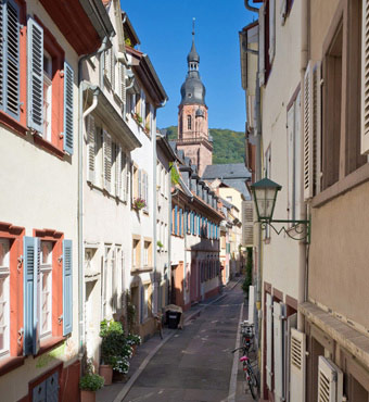 Blick durch alte Gassen zur Heiliggeistkirche in Heidelberg