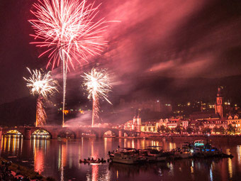 Feuerwerk über der Alten Brücke bei der Heidelberger Schlossbeleuchtung