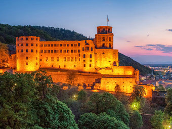 Beleuchtetes Heidelberger Schloss in der Abenddämmerung