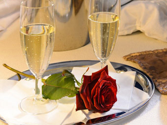 Tablet mit Sekt und einer Rose im Hotel Schnookeloch in Heidelberg