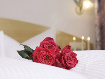 Rote Roses auf einem Bett im Hotel Schnookeloch in Heidelberg