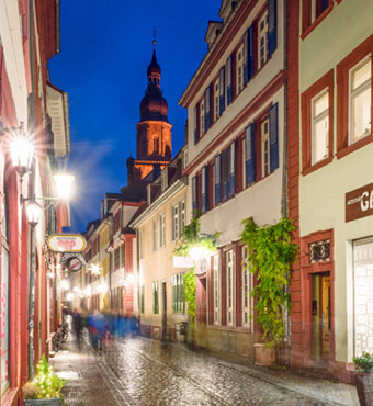 Abendlicher Blick durch alte Gassen zur Heiliggeistkirche in Heidelberg